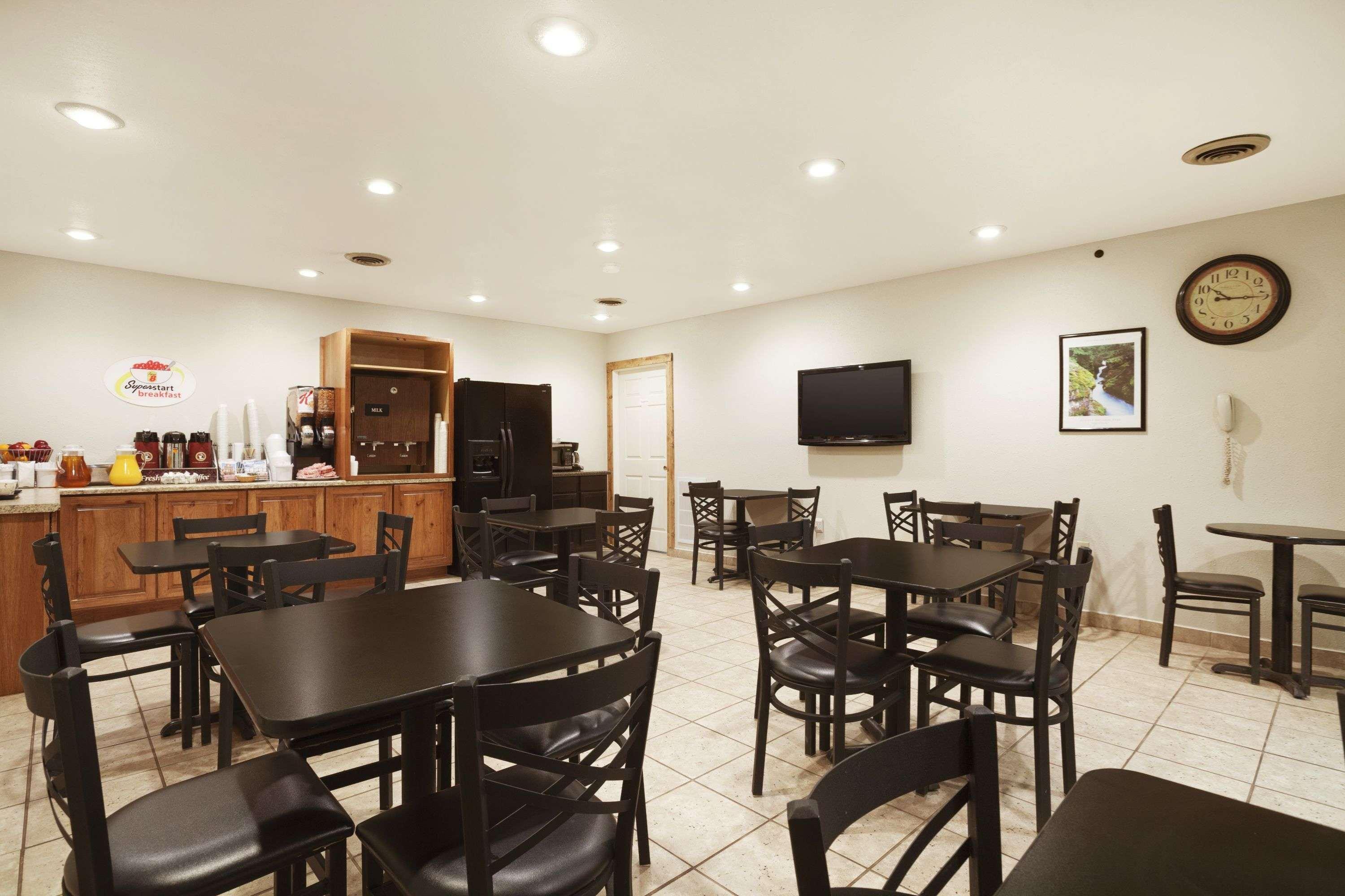 Hotel Super 8 By Wyndham Williston Nd Esterno foto